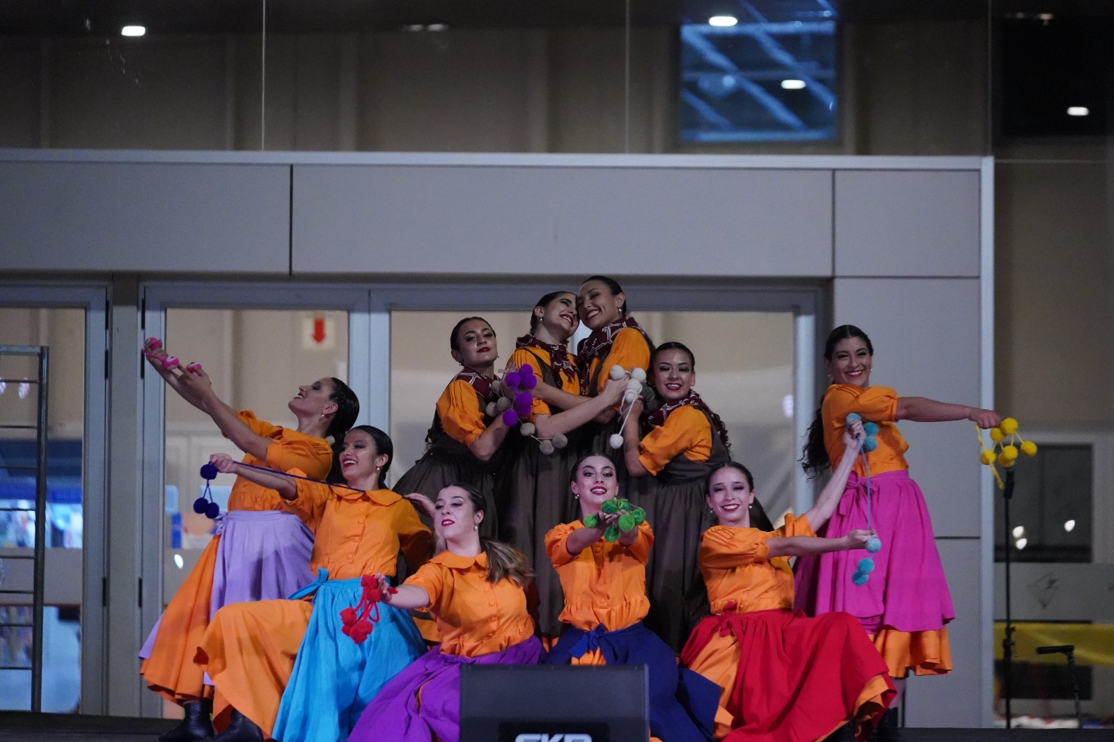 En la Feria del Libro, la compañía femenina de danza hizo su esperado estreno con la obra "Momento de mi vida".