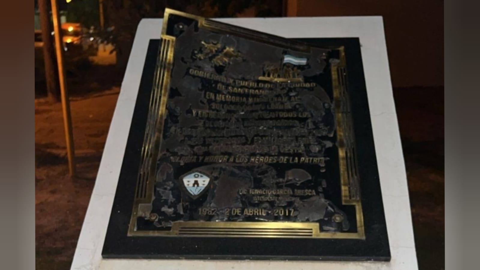 La placa vanzalizada está ubicada en la plazoleta de Perú 1350.