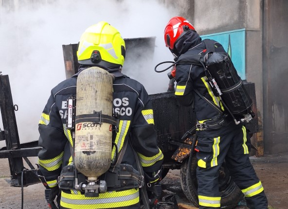 Bomberos interviene en un incendio de maquinaria agrícola – La Voz de ...