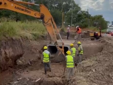 Avanza la obra de entubado del canal pluvial en barrio Parque y ...