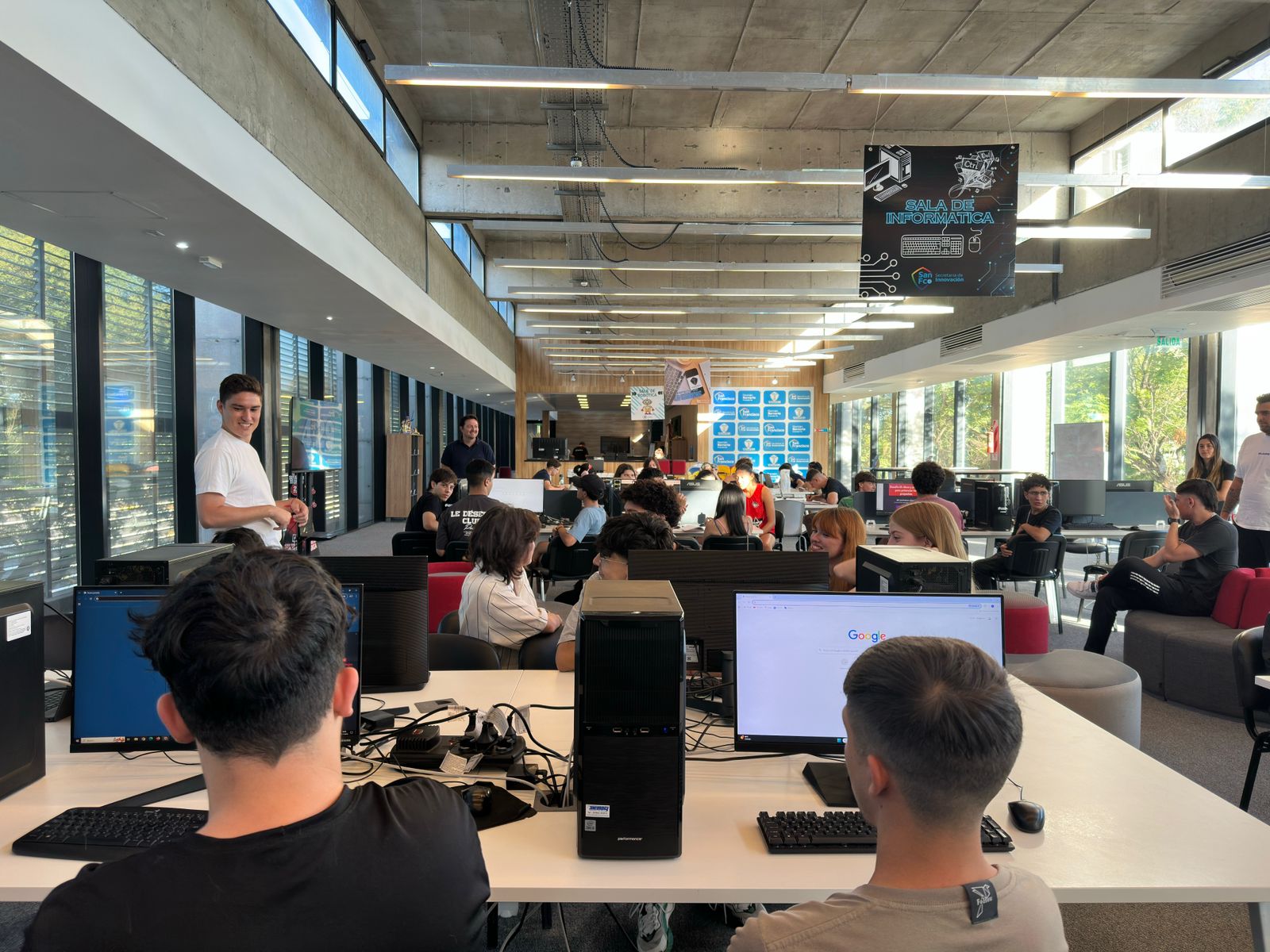 Capacitan a jóvenes en el uso de IA generativa en Tecnoteca - La Voz de San Justo thumbnail